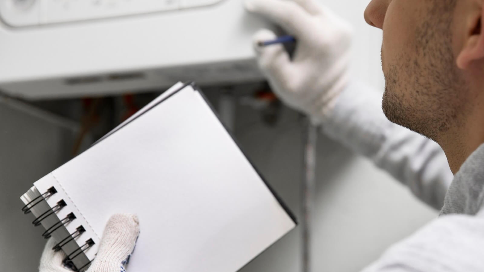 kazán méretezés közben jegyzetel a szakember